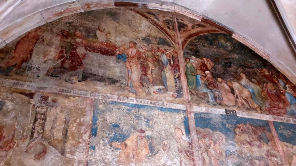 Nástěnné malby v Křížové chodbě se řadí mezi nejvzácnější památky české gotiky