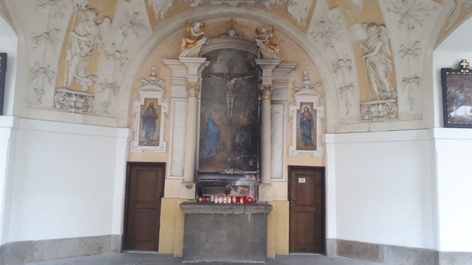Dušičková kaple, ze které je vchod do zvonice