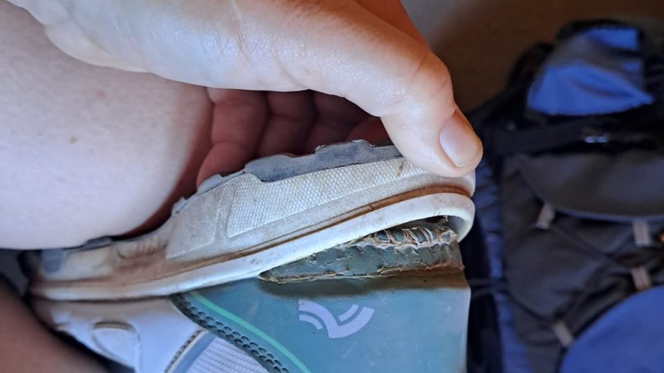 Když si vezmete oblíbené boty, ve kterých už máte leccos našlapáno... Ještěže jsem koupila v Mostech lepidlo | foto: Romana Kubicová, Český rozhlas Když si vezmete oblíbené boty, ve kterých už máte leccos našlapáno... Ještěže jsem koupila v Mostech lepidlo