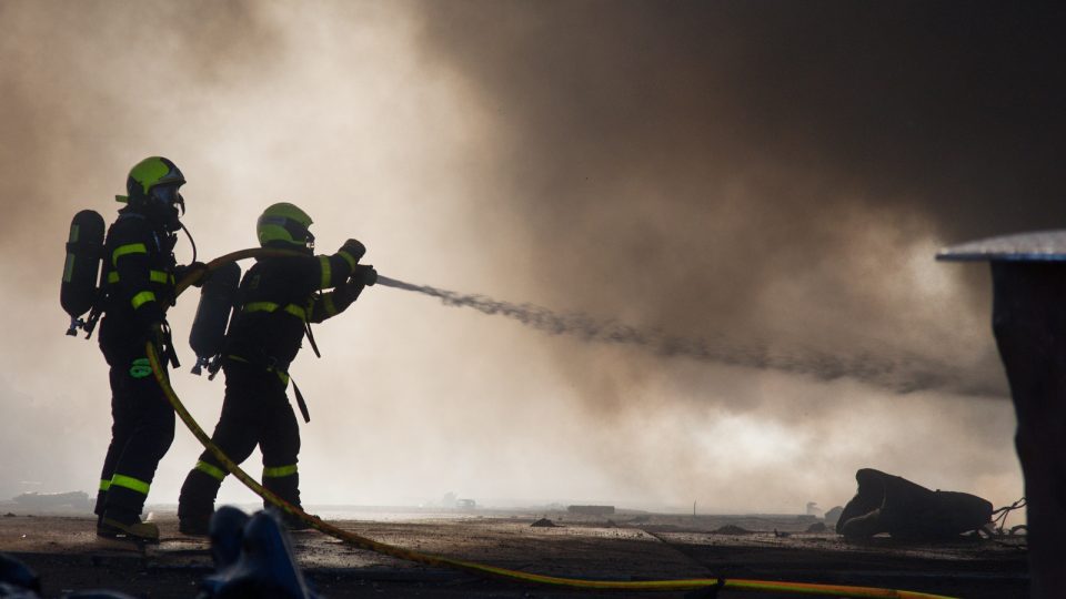 Na místě "v jednu chvíli" zasahovalo 150 hasičů