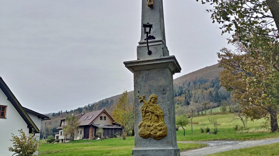 Kamenný kříž na Pinduli