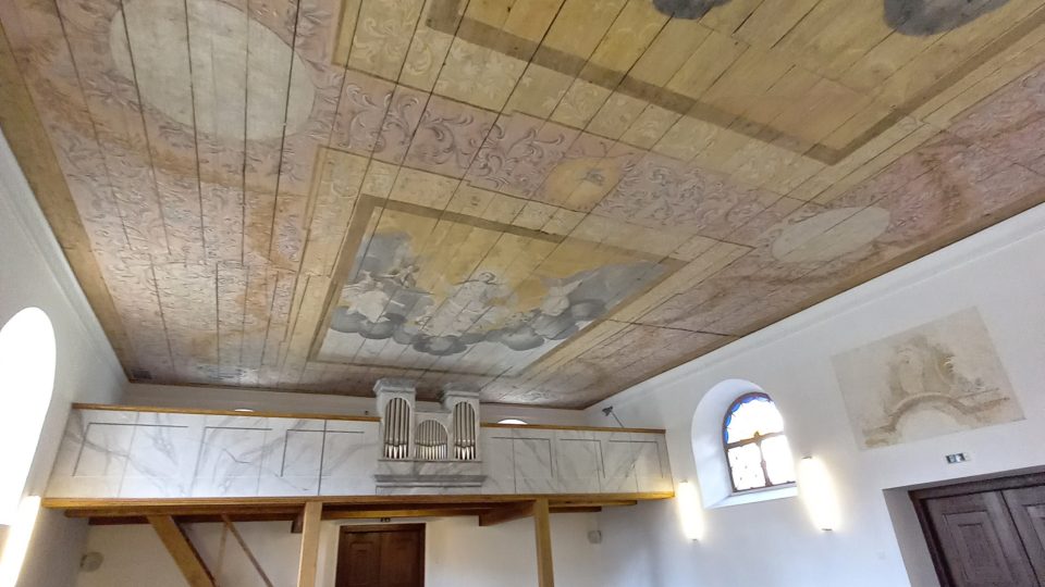 MMalovaný deskový strop