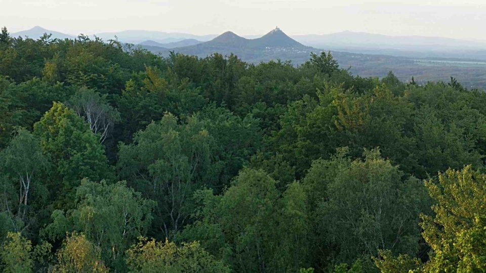 Pohled na královský hrad Bezděz je z Vrátenské hory impozantní