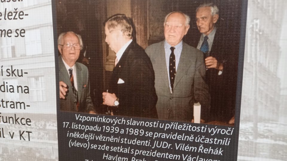 Vzpomínkové slavnosti v roce 2004 se účastnil i Václav Havel