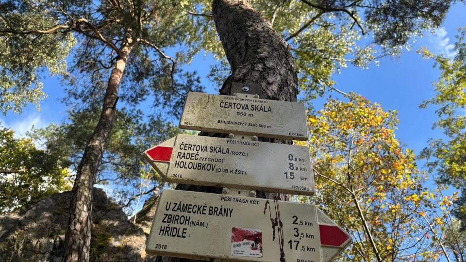 Rozcestník pod Čertovkou | foto: Pavel Halla, Český rozhlas Rozcestník pod Čertovkou