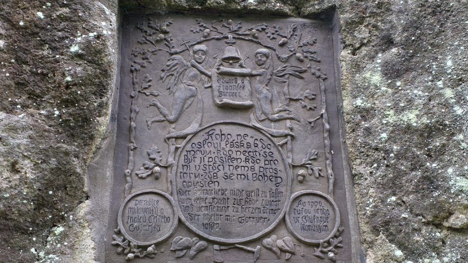 Pamětní deska bratří Eduarda a Františka Bienertových, vlastivědných nadšenců z nedalekého Šluknova