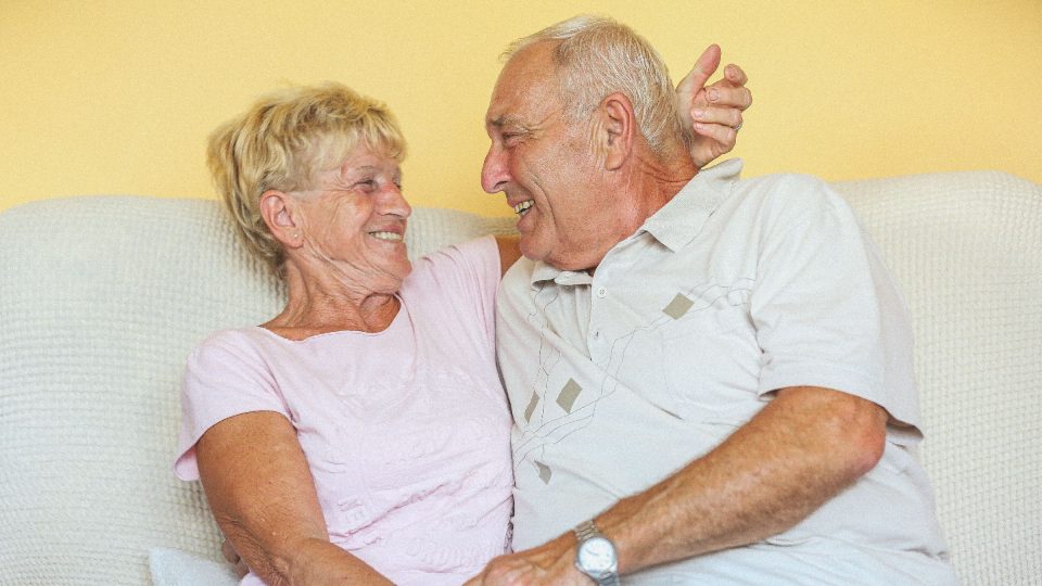 Jana a Václav Soukupovi si projevují náklonnost dodnes | foto: Jana Volková Jana a Václav Soukupovi si projevují náklonnost dodnes