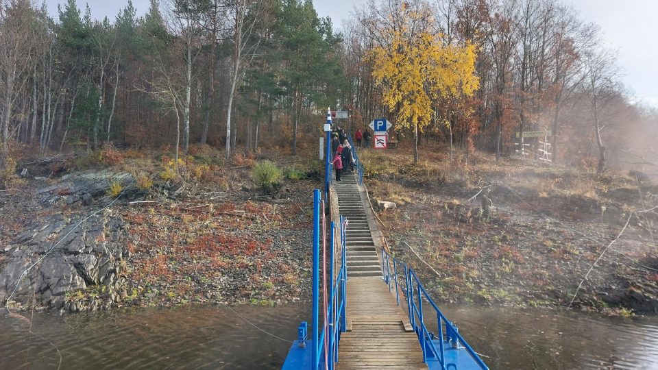 Přístup k lodi v přístavišti Kramolín