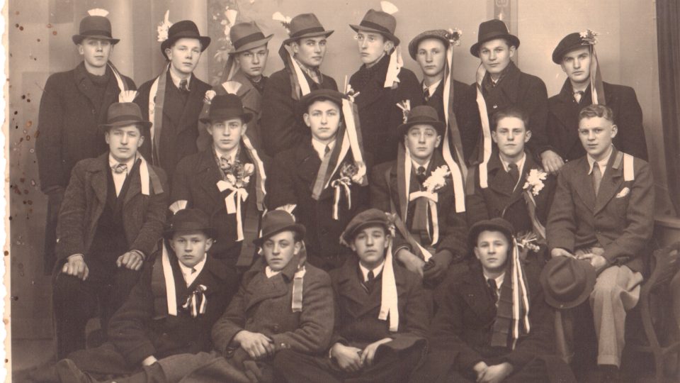 Noví vojáci ročníku 1922 z Píště při odvodu