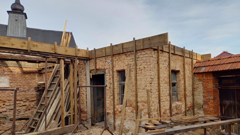 Hospodářská budova fary čeká na novou střechu
