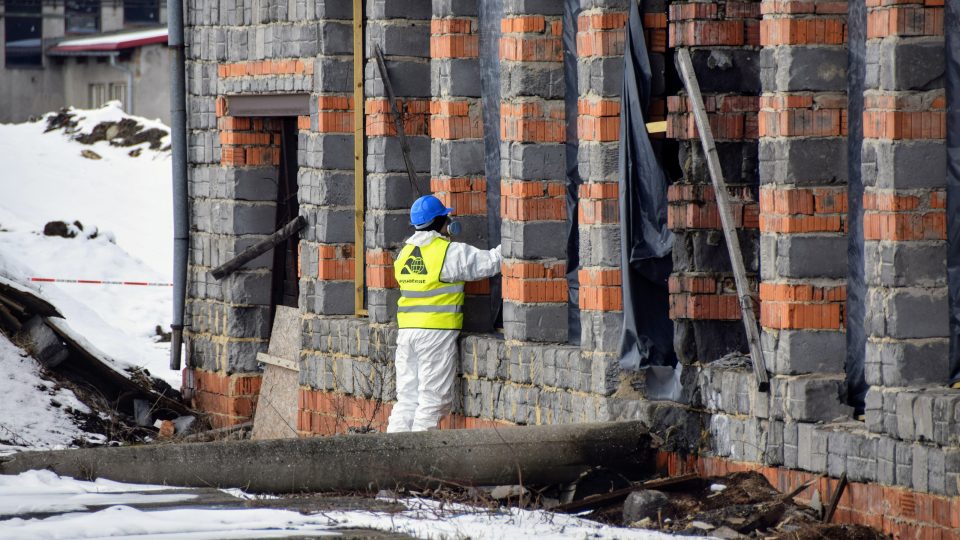 Pracovníci firmy Aquatest budou pracovat v ochranných oblecích