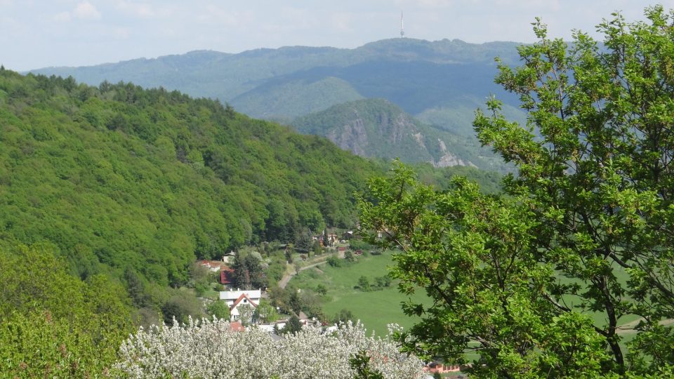 Pohled z Erbenovy vyhlídky na Bukovou horu s vysílačem | foto: Eva Bucharová, Český rozhlas Pohled z Erbenovy vyhlídky na Bukovou horu s vysílačem
