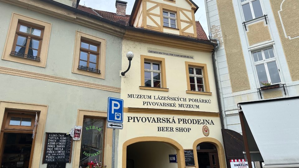 Muzeum lázeňských pohárků najdete přímo pod hradem Loktem