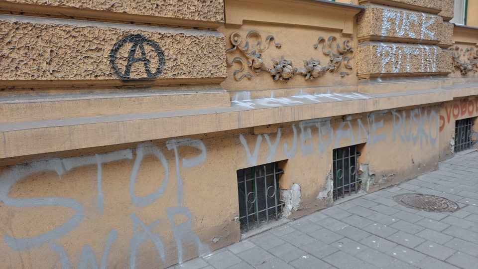 Nápisy proti ruské invazi nasprejované na budově bývalého ruského konzulátu v Ostravě
