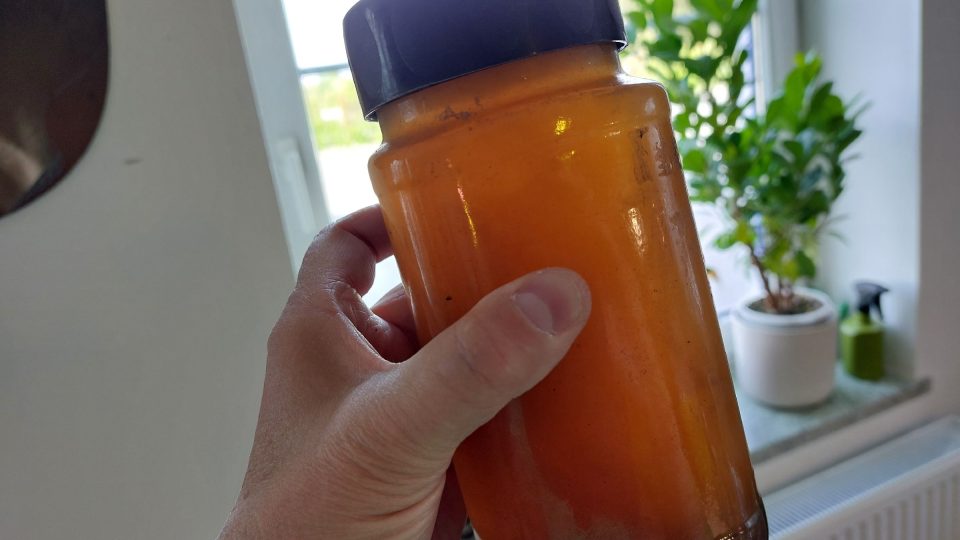 Žížalí čaj - kapalina, která vzniká při kompostování | foto: Irena Šarounová, Český rozhlas Žížalí čaj - kapalina, která vzniká při kompostování