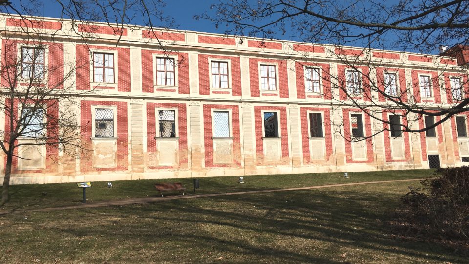 Pohledová zeď umožňuje výhled do zámecké zahrady z historického části Ostrova