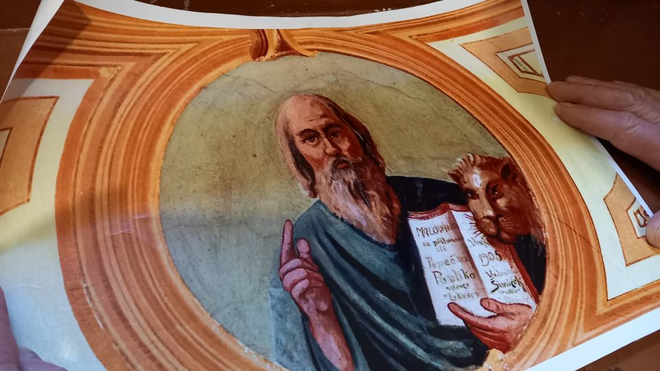 Detail šifry mistra malíře; jeden z evangelistů drží knihu, kde se malíř zvěčnil