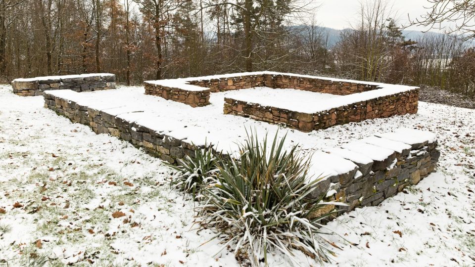 Kamenné obrysy naznačují základy někdejší šibenice. Ta mohla být vysoká až šest metrů | foto: Zdeněk Truhlář, Český rozhlas Kamenné obrysy naznačují základy někdejší šibenice. Ta mohla být vysoká až šest metrů