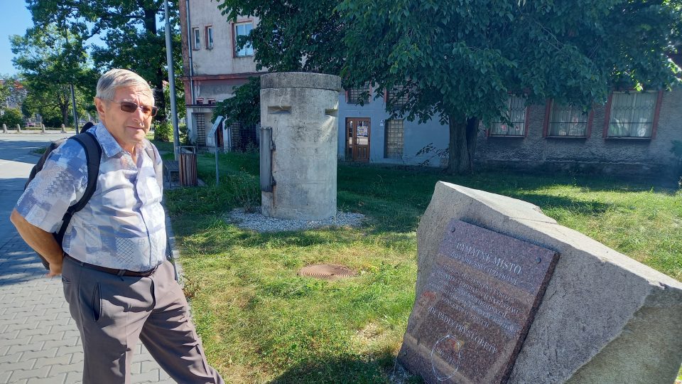 S Břetislavem Boháčem u einmannbunkeru (v pozadí uprostřed) | foto: Petra Štrymplová, Český rozhlas S Břetislavem Boháčem u einmannbunkeru (v pozadí uprostřed)