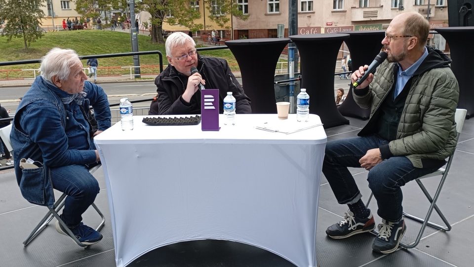 Barikáda 2025: Veřejná debata s publicisty Pavlem Kosatíkem a Stanislavem Motlem. Moderoval Václav Žmolík | foto: Michal Rajnoch, Český rozhlas Dvojka Barikáda 2025: Veřejná debata s publicisty Pavlem Kosatíkem a Stanislavem Motlem. Moderoval Václav Žmolík