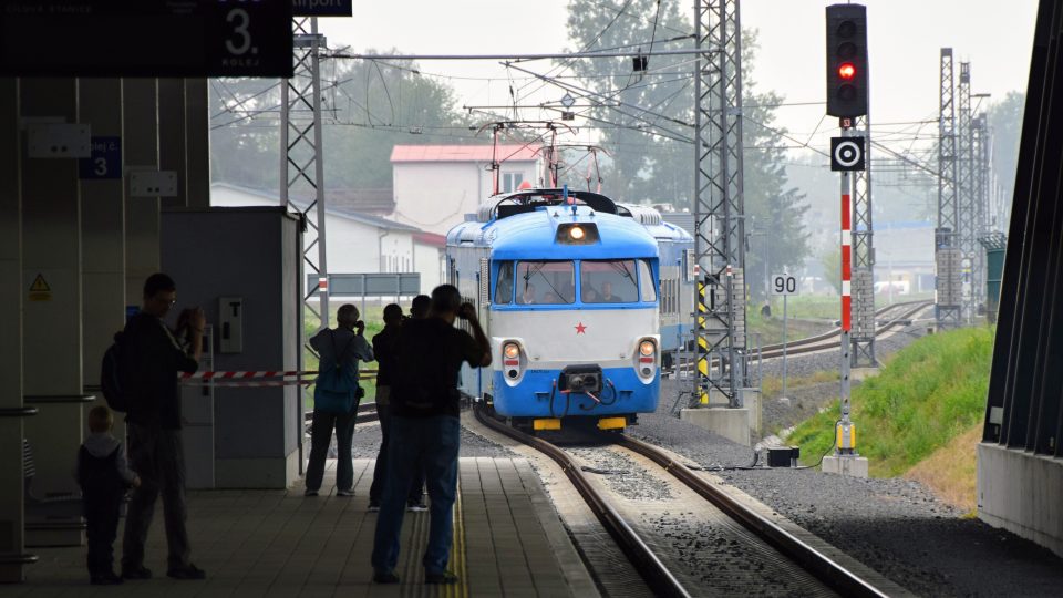 Elektrická jednotka EM 475.1 "Žabotlam" přijíždí do haly železniční zastávky v Mošnově