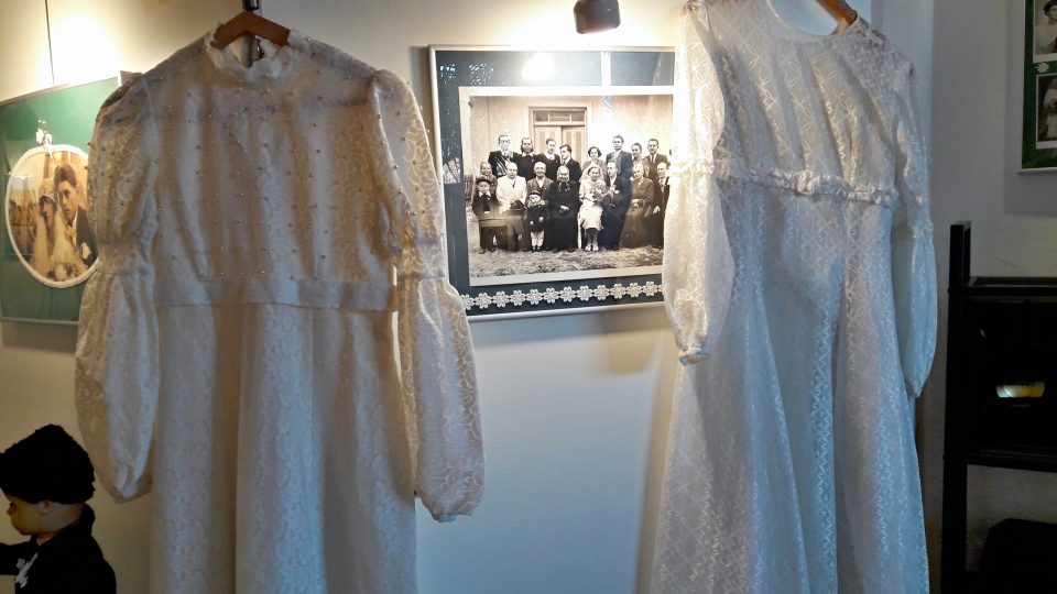 Dobové svatební šaty