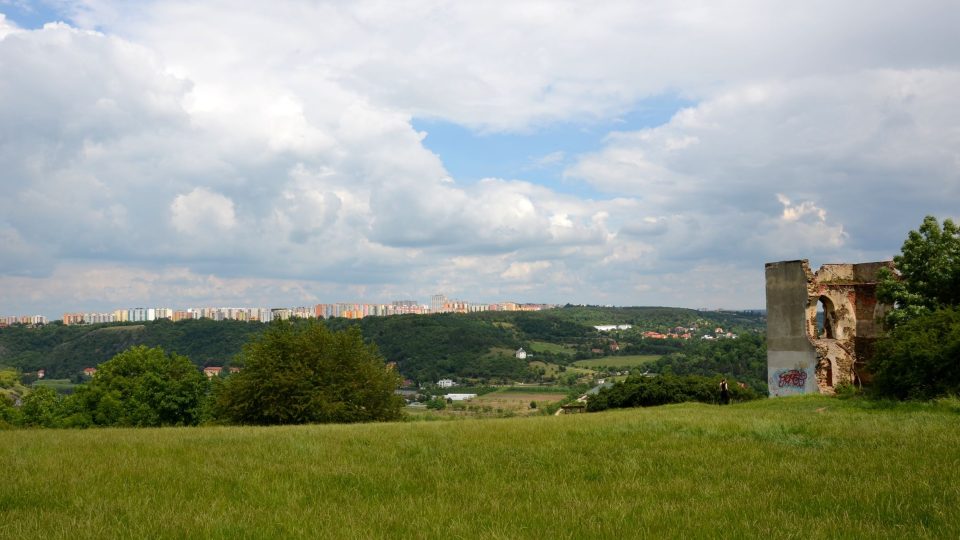 Pár set metrů od vilové kolonie stojí zřícenina Baba