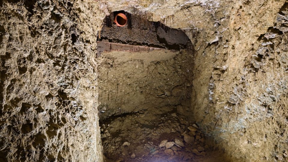 Konec hlavní chodby. Na povrchu v jeho blízkosti roste kaštan, jehož kořeny pronikají až do podzemí | foto: Zdeněk Truhlář, Český rozhlas Konec hlavní chodby. Na povrchu v jeho blízkosti roste kaštan, jehož kořeny pronikají až do podzemí