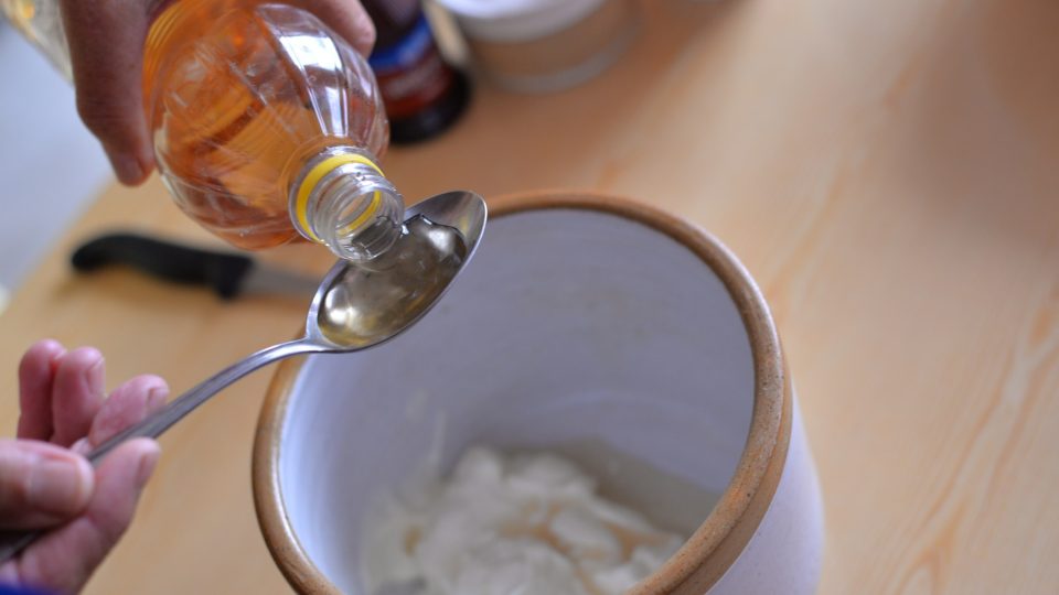 4 lžíce majonézy zředíme 2 lžícemi octa | foto: Martin Čuřík 4 lžíce majonézy zředíme 2 lžícemi octa