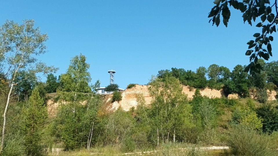 Od lomu se nabízí pohled na budovu Centra ekologické výchovy | foto: Silvie Pospíšilová, Český rozhlas Od lomu se nabízí pohled na budovu Centra ekologické výchovy