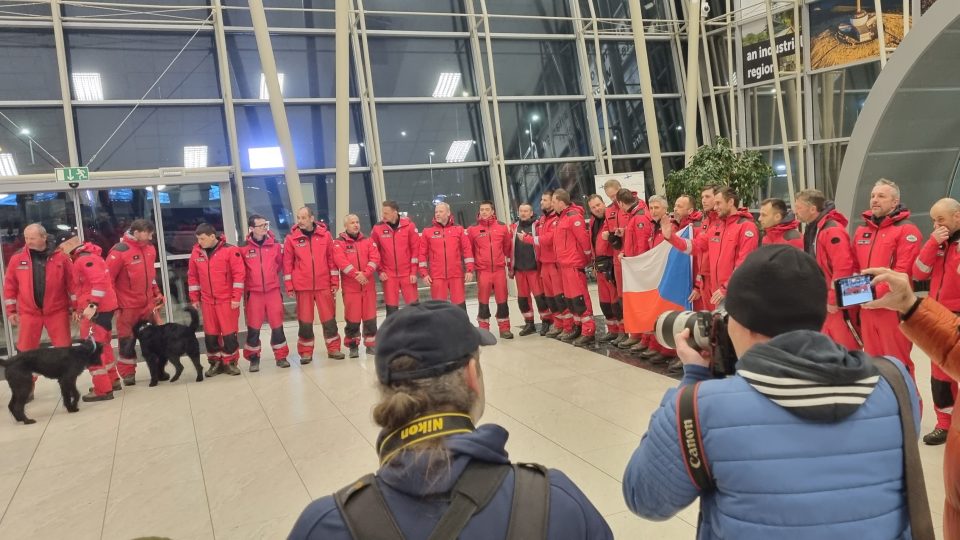 Vítání záchranářů v Mošnově po příletu z Turecka