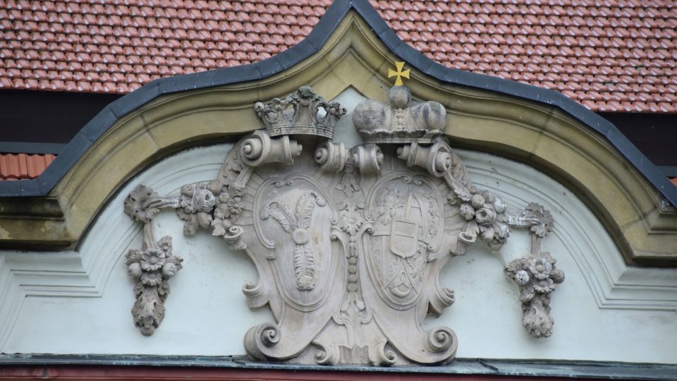 Restaurované erby Harrachů a Lichtenštejnů na průčelí zámku Kunín