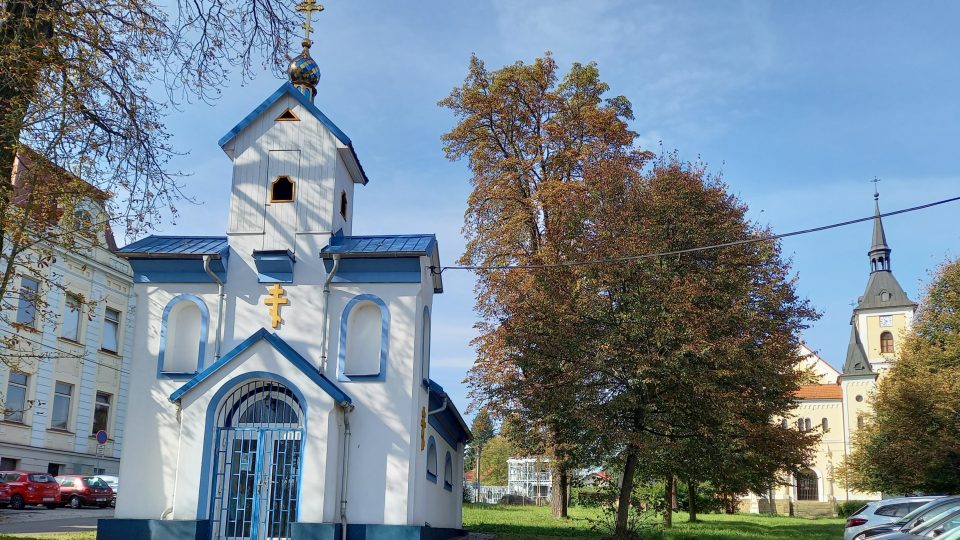 Pravoslavný chrám Narození přesvaté Bohorodice, v pozadí katolický kostel