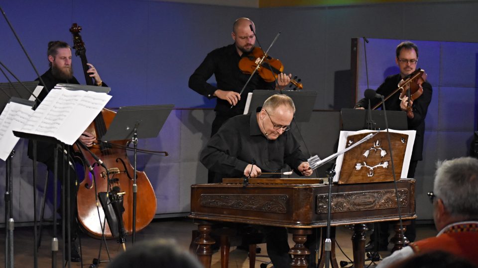 Jan Rokyta u cimbálu. V pozadí zleva: Lukáš Švajda, Jiří Pospěch a Andreas Torgersen