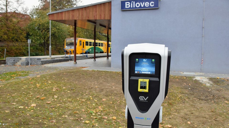 U blízké železniční stanice přibyla nabíječka pro elektromobily a elektrokola