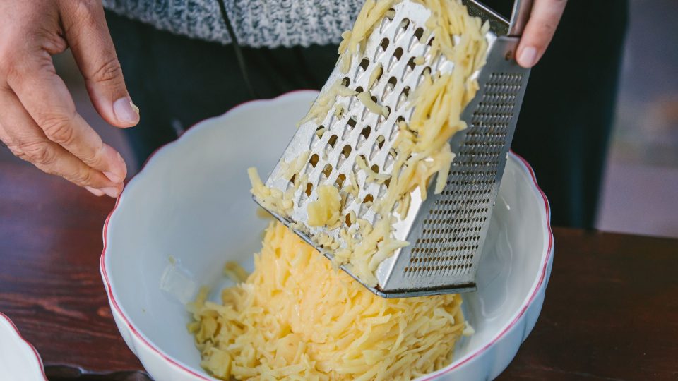 Brambory strouháme nahrubo dlouhými tahy