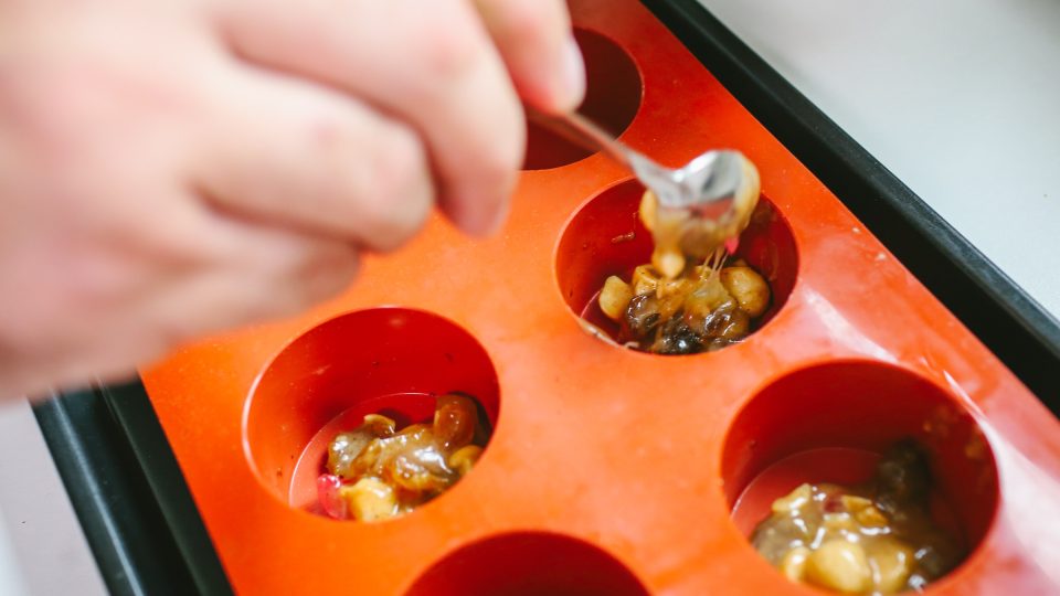 Směsí plníme silikonovou formu | foto: Jana Volková Směsí plníme silikonovou formu