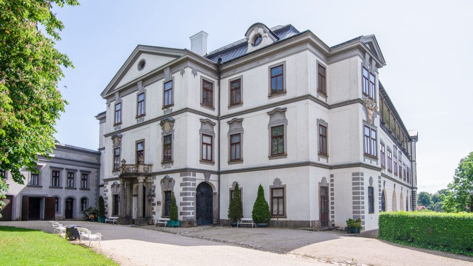 Budova zámku z vnitřního nádvoří. Po požáru roku 1723 byl zámek přestavěn barokně. Prvními známými majiteli byli pánové z Meziříčí. V průběhu staletí se vystřídalo 13 šlechtických rodů | foto: Martin Čuřík Budova zámku z vnitřního nádvoří. Po požáru roku 1723 byl zámek přestavěn barokně. Prvními známými majiteli byli pánové z Meziříčí. V průběhu staletí se vystřídalo 13 šlechtických rodů
