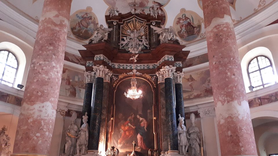 Hlavní oltář s obrazem Navštívení Panny Marie