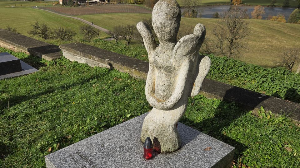 Náhrobek sochařů Věry a Vladimíra Janouškových na hřbitově na Byšičkách | foto: Vladislava Wildová, Český rozhlas Náhrobek sochařů Věry a Vladimíra Janouškových na hřbitově na Byšičkách