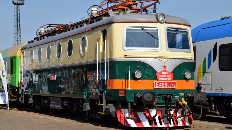 Renovovaná lokomotiva E 499.0042 na Czech Raildays dostala nátěr podle přání fanoušků