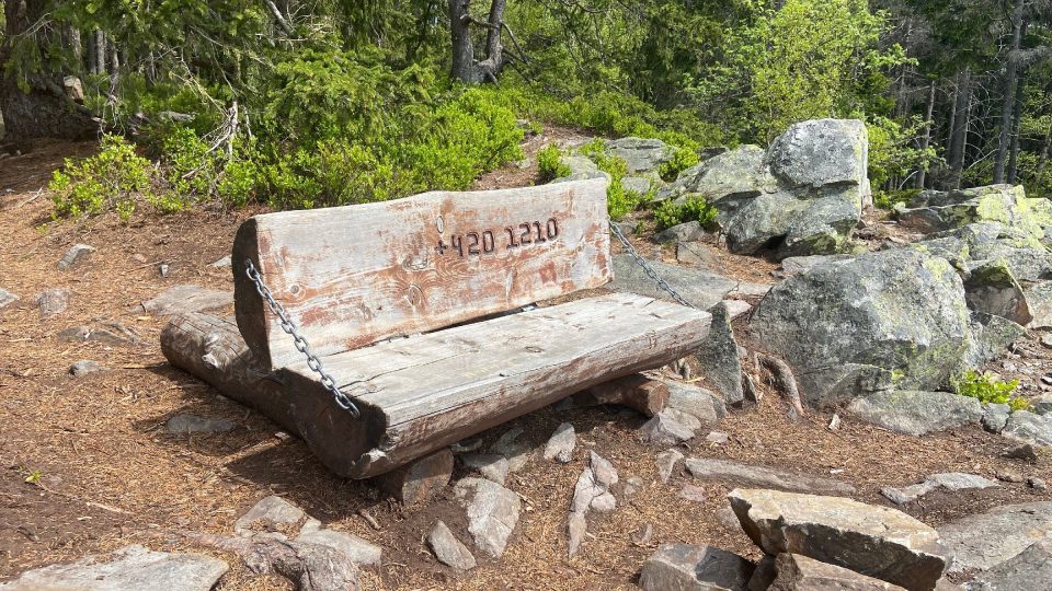Lavičku na vrcholu Hadí hory po výstupu rádi využijete | foto: Jana Strejčková, Český rozhlas Lavičku na vrcholu Hadí hory po výstupu rádi využijete
