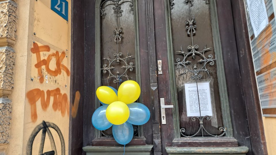 Nápisy proti ruské invazi nasprejované na budově bývalého ruského konzulátu v Ostravě