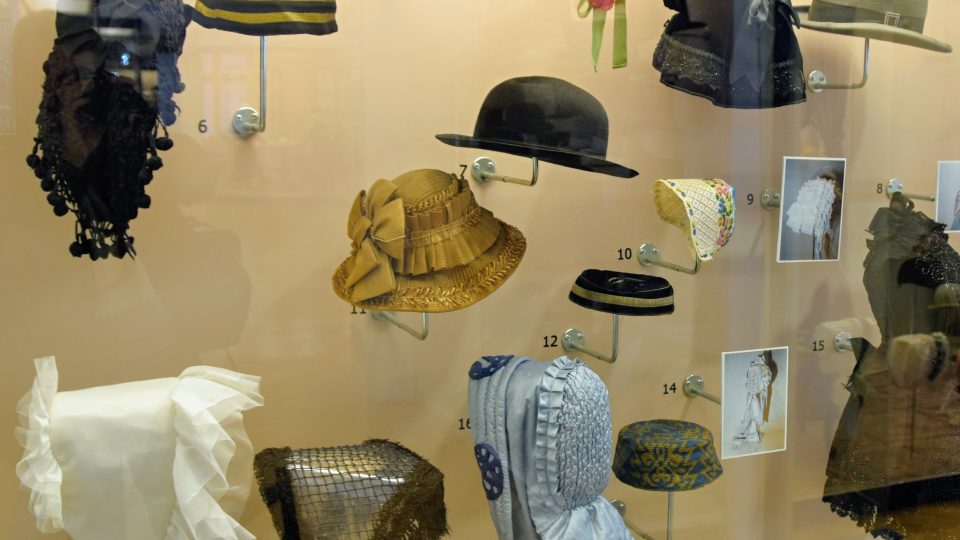 0315 Dámské čepce a klobouky z produkce firmy Hückel.JPG