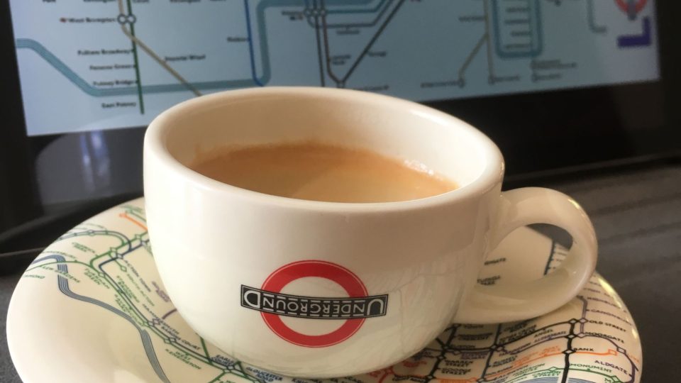 Petr Voldán je velký milovník kávy a sbírá i zajímavé kávové hrníčky - Londýnské metro a káva