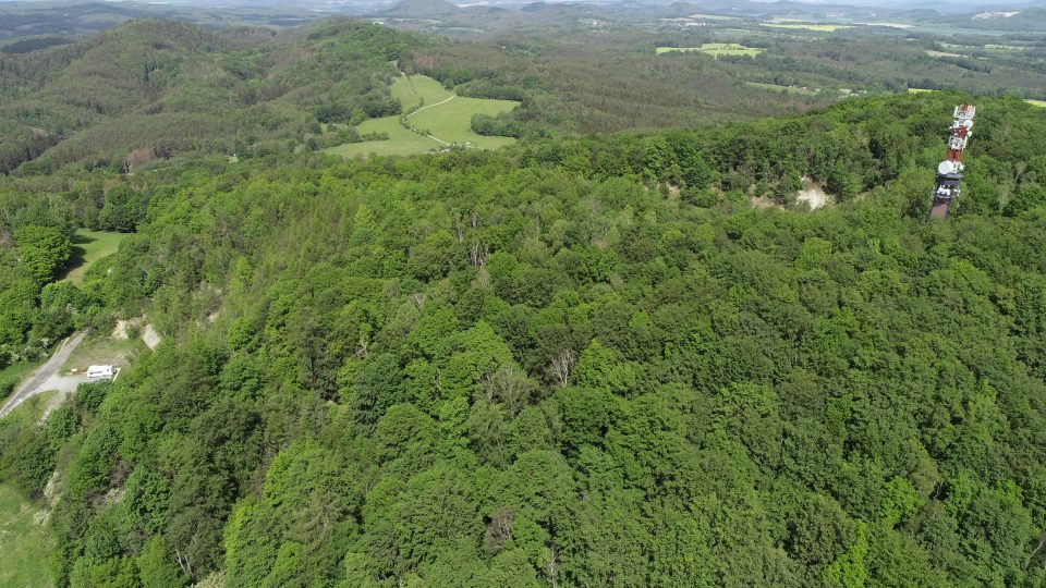 Vrátenská hora  leží na trase modré turistické značky vedoucí z Nosálova na Housku