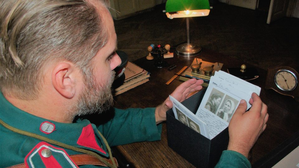 Vrchní velitel chlumecké četnické stanice listuje kartotékou trestaných