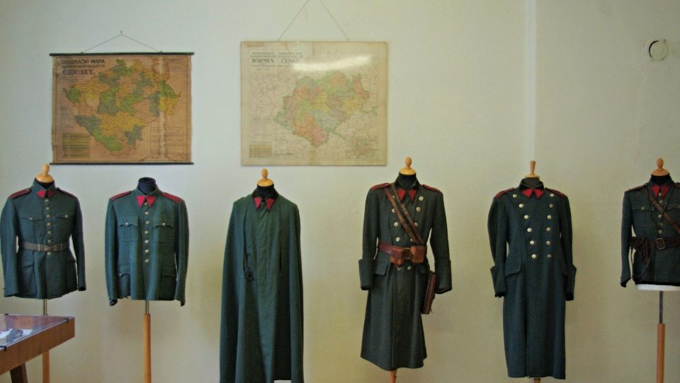 Stejnokroje v četnickém muzeu v Chlumci nad Cidlinou