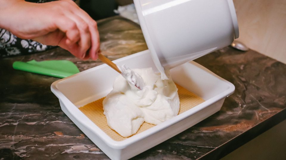 Našlehanou směs rovnoměrně navrstvíme na dortovou oplatku