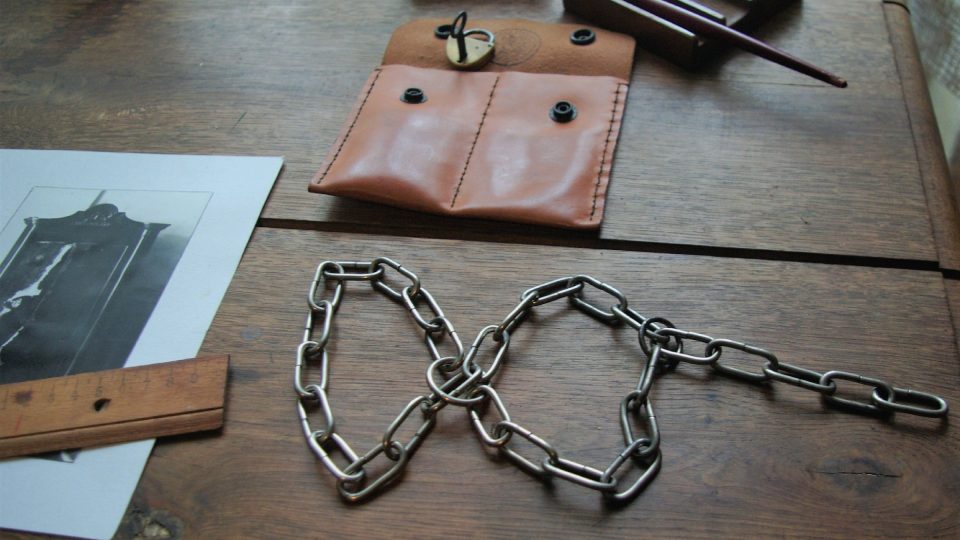 V četníkově profesním inventáři nemohla chybět želízka profesního inventáře